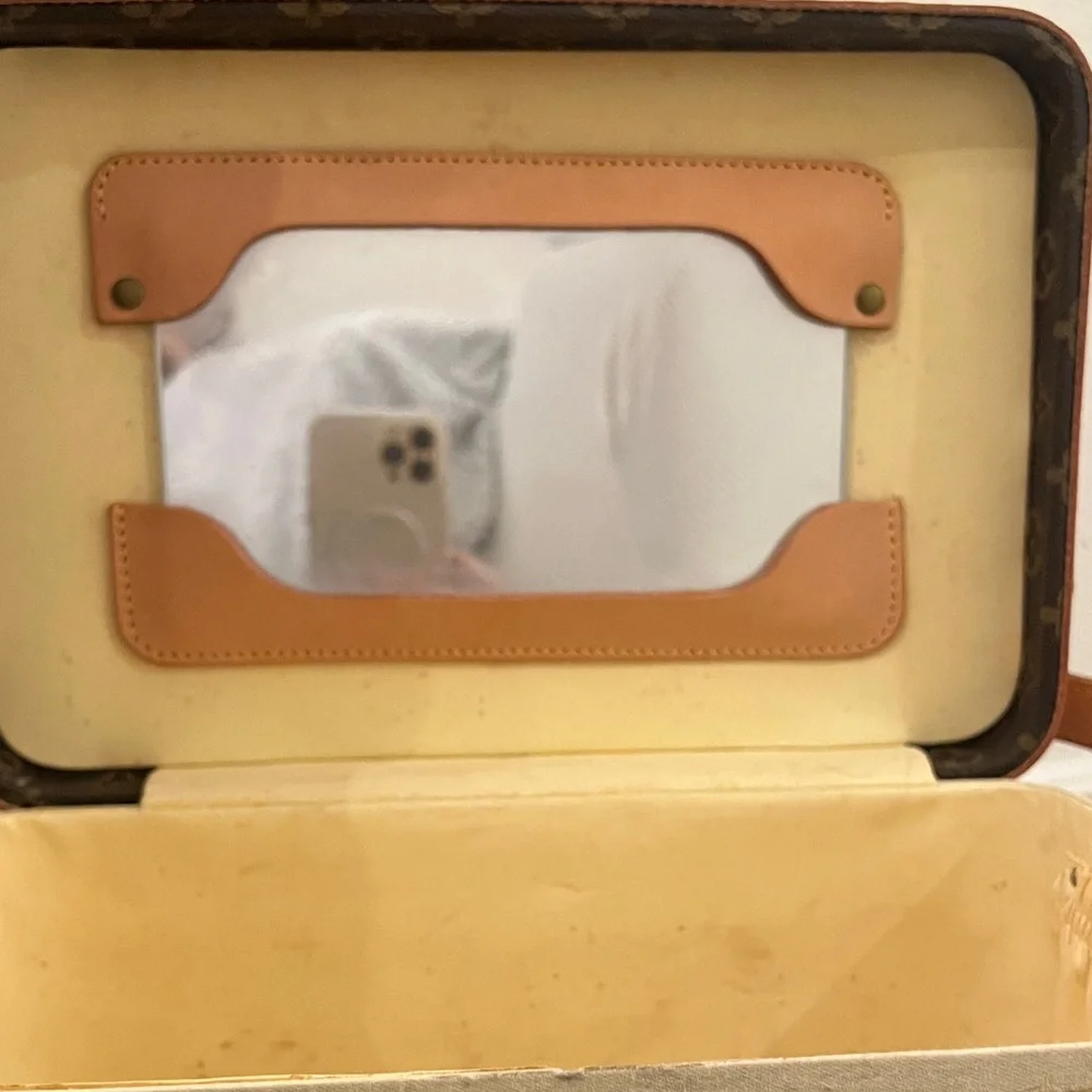 AUTHENTIC vintage Louis Vuitton Monogram Vanity Box with Gold Accents! 💛 - Picture 15 of 16